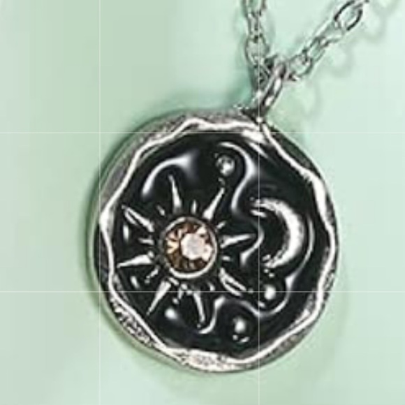 Jewelry - Vintage style necklace with pendant